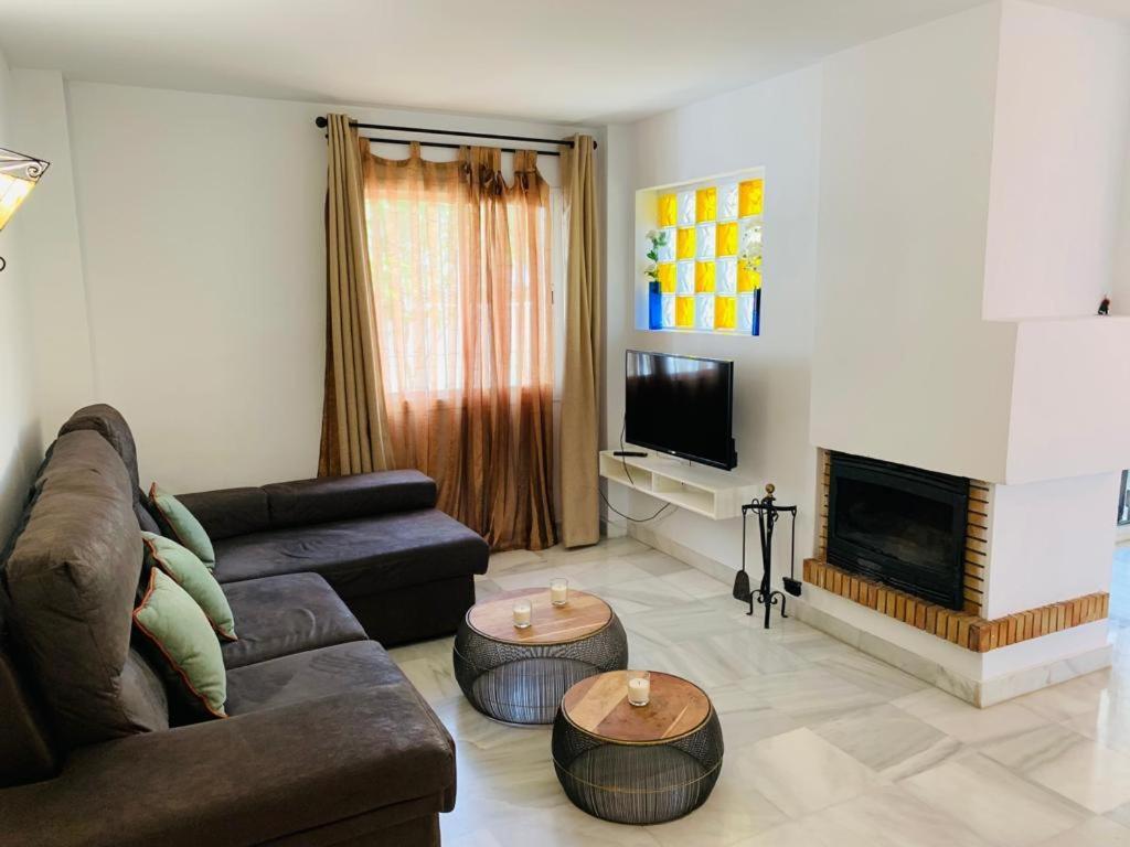 Apartamentos Naranjos Del Sol 马尔韦利亚 外观 照片