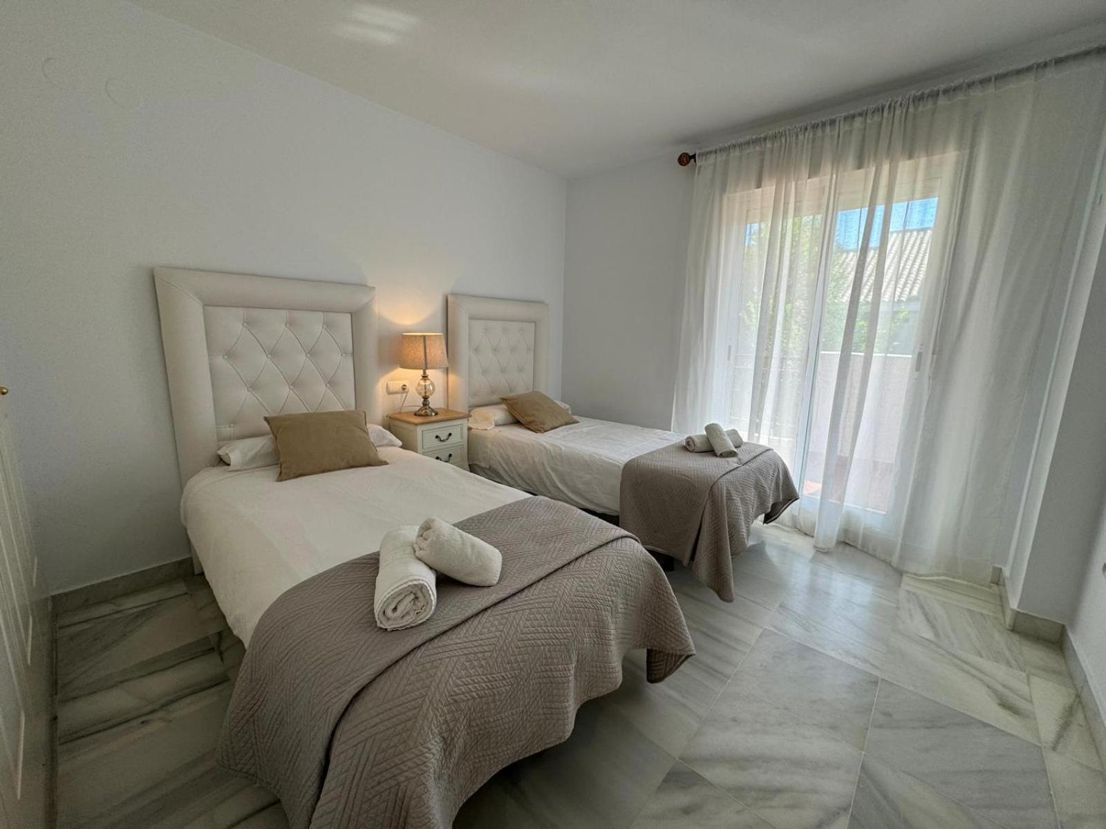 Apartamentos Naranjos Del Sol 马尔韦利亚 外观 照片